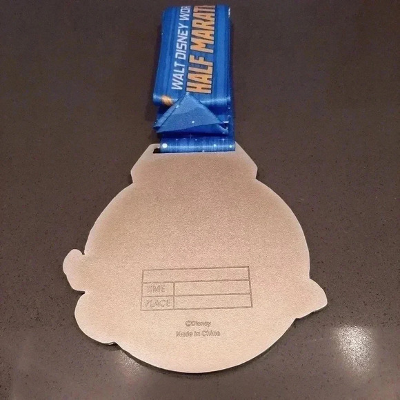 Walt Disney World Half Marathon Medal Donald Duck And Daisy 2021 RARE - Picture 3 of 4